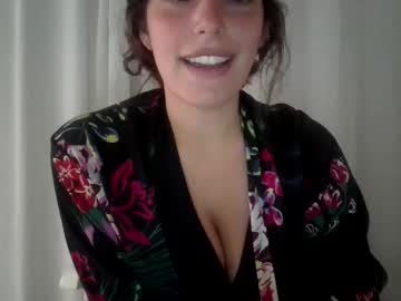 girl
        freckledeer cam image #33928