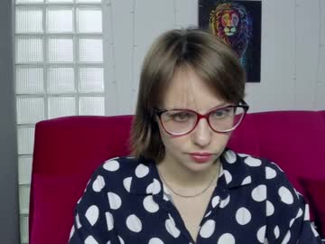 girl
        bright_lucy cam image #15259