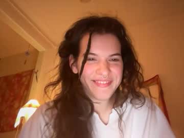 girl
        sky_lounge cam image #35924