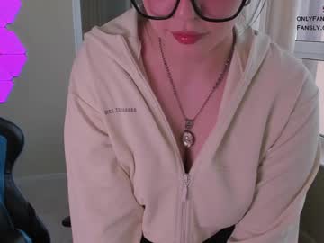 girl
        aavee cam image #14147